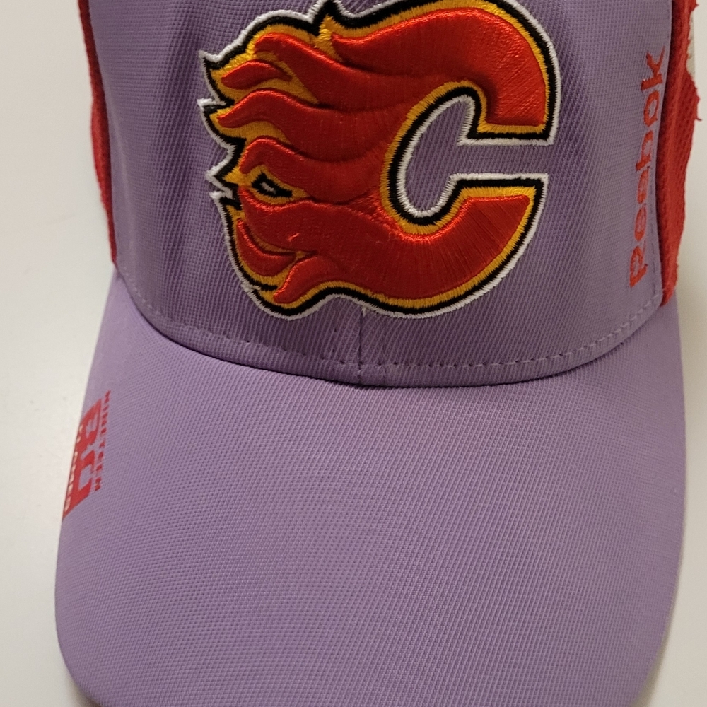 2 L/XL Calgary Flames hats